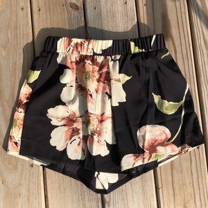💜2/$7 SHEIN Black floral shorts
